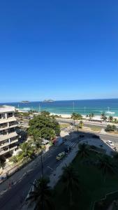 vistas a una playa con aparcamiento y al océano en Vista para o mar Barra da tijuca, en Río de Janeiro