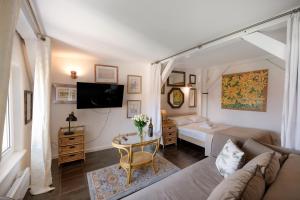 ein Wohnzimmer mit einem Sofa und einem Bett in der Unterkunft Rustykalny Apartament in Toruń