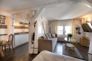 ein Wohnzimmer mit einem Sofa und einem Tisch in der Unterkunft Rustykalny Apartament in Toruń
