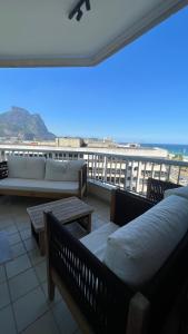 Un balcón con sofás y vistas al océano. en Vista para o mar Barra da tijuca, en Río de Janeiro