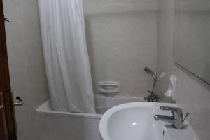 Koupelna v ubytování F51 Room with private bathroom near the beach in shared apartment