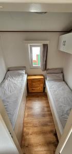 En eller flere senge i et værelse på Fijne chalet aan het bos!