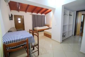 卡薩米里的住宿－Apartments Kujtim Dura，一间带桌子的客厅和一间卧室