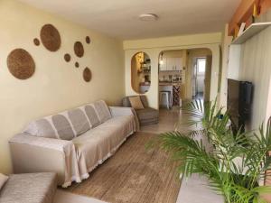 sala de estar con sofá blanco en Ritasol Palace apartamento de relax frente al mar en Caraballeda