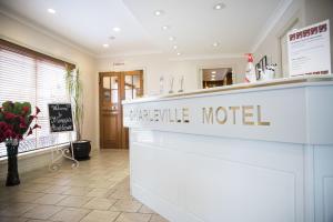 - un hall d'un motel avec un comptoir et des fleurs dans l'établissement Charleville Motel, à Charleville