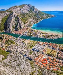 een luchtfoto van een stad aan de oceaan bij Apartments Mimi Omis in Omiš