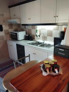 Kuchyň nebo kuchyňský kout v ubytování Raxoni House
