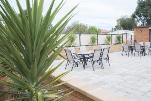 Patio nebo venkovní prostory v ubytování Charleville Motel