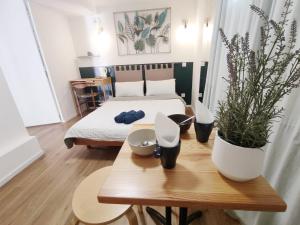 Postel nebo postele na pokoji v ubytování Suite parentale indépendante en ville - chez l'habitant + 3 fotografie