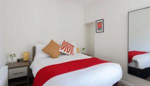 En eller flere senge i et værelse på The Poets Cottage