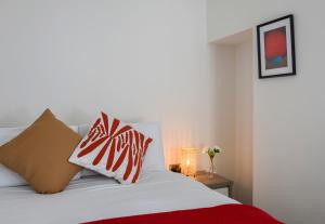 En eller flere senge i et værelse på The Poets Cottage + 9 billeder