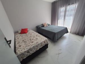 Ένα ή περισσότερα κρεβάτια σε δωμάτιο στο BEIRA MAR I - TUPI - 15 metros da praia - 2 dormitórios com VARANDA - WI FI e acomoda até 8 pessoas - ESTACIONAMENTO Gratuito