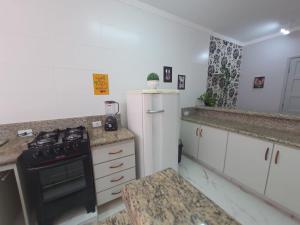 Η κουζίνα ή μικρή κουζίνα στο BEIRA MAR I - TUPI - 15 metros da praia - 2 dormitórios com VARANDA - WI FI e acomoda até 8 pessoas - ESTACIONAMENTO Gratuito