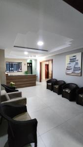 a lobby with chairs and a waiting room at Hotel Cantinho Verde in Teixeira de Freitas +16 photos