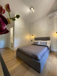 a bedroom with a large bed in a room at Romoli Rooms and suites in Rome