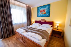 Un pat sau paturi într-o cameră la Hotel Vulkan Residenz - Self-Check-in