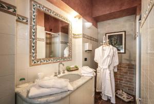 y baño con lavabo y espejo. en Villa Moglietta, en Albaretto Della Torre 
