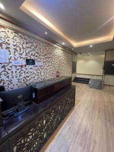 a meeting room with a reception desk and a wall at شقق درر رامه للشقق المخدومة 11 in Riyadh