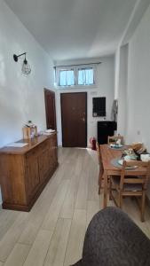 sala de estar con mesa de madera y comedor en Casa Marzio Apartments, en Fiumicino