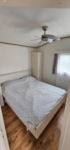 En eller flere senge i et værelse på Fijne chalet aan het bos!