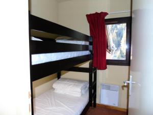 莫達訥的住宿－Chalet du Thabor - 3 Pièces pour 8 Personnes 591，双层床间 - 带两张双层床和一扇窗户