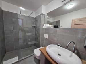 Koupelna v ubytování Restaurace - Apartmány Bobule