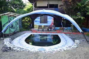 una piscina en medio de una tienda de campaña en Pirate and Mermaid Beach House, en Puerto Viejo