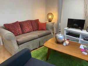 sala de estar con sofá y mesa en Gîte d'Avalon Appartement 5 en Dinant