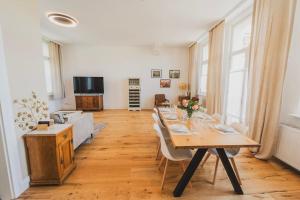a living room with a long table with flowers on it at Moderne Altbauwohnung in Pforzheim
