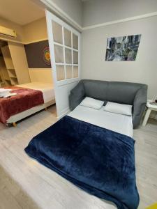 - une chambre avec un lit et une couverture bleue au sol dans l'établissement Flat Champ's Elysées, à São Paulo