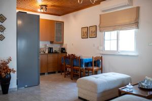 Кухня или мини-кухня в Makri Beach Villa
