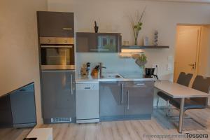 cocina con fregadero y fogones horno superior en Apartment Tessera en Wernigerode