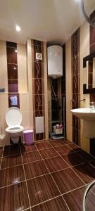 A bathroom at Europroperties Iglika Apartments