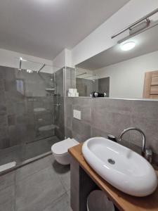 Koupelna v ubytování Restaurace - Apartmány Bobule