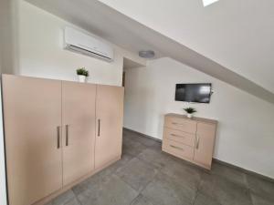 TV a/nebo společenská místnost v ubytování Restaurace - Apartmány Bobule