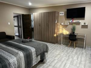 Ένα ή περισσότερα κρεβάτια σε δωμάτιο στο Azalea Accommodation