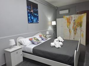 una camera da letto con un letto e asciugamani di Esmeralda Il Quadrifoglio Airport Fontanarossa a Catania