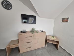 TV a/nebo společenská místnost v ubytování Restaurace - Apartmány Bobule
