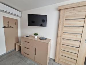 TV a/nebo společenská místnost v ubytování Restaurace - Apartmány Bobule