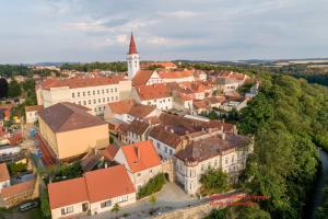 Nespecifikovaný výhled na destinaci Jemnice nebo výhled na město při pohledu z prázdninového domu