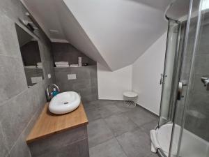 Koupelna v ubytování Restaurace - Apartmány Bobule