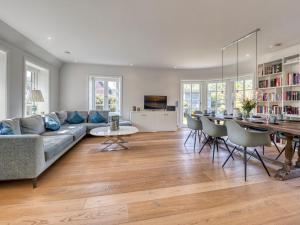 una sala de estar con un sofá y una mesa en Haus Riva, en Wenningstedt