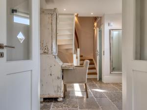 Habitación con mesa, silla y escaleras. en Haus Riva, en Wenningstedt 37 fotos más