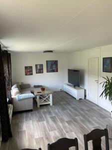 una sala de estar con un sofá y una mesa en Sunny House, en Bud