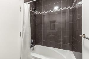 ein Badezimmer mit Dusche und Badewanne in der Unterkunft M11 The Simpsons Suite 3BR in The Heart of MTL in Montreal + 19 Fotos