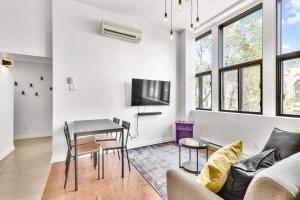 ein Wohnzimmer mit Tisch und Couch in der Unterkunft M11 The Simpsons Suite 3BR in The Heart of MTL in Montreal