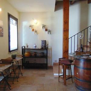 ein Zimmer mit Stühlen, einem Tisch und einem Fass in der Unterkunft Casa Rustikò in Marsala