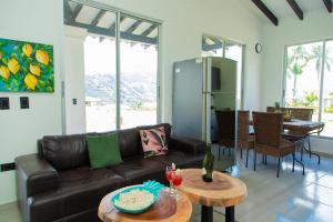 ein Wohnzimmer mit einem Sofa und einem Tisch in der Unterkunft Casa del Lago in Copacabana