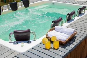 a pool with a chair and two glasses of orange juice at Casa del Lago in Copacabana
