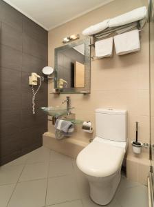a bathroom with a toilet and a sink at Tsokas Hotel in Finikounta